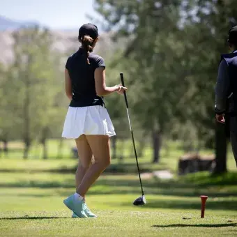 Golfista se prepara para su turno mientras camina por el campo durante el EXATEC Blue Open en el Club de Golf Pachuca, evento en apoyo al programa Líderes del Mañana del Tec de Monterrey.