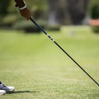 Detalle de un jugador preparando su salida desde el tee con driver y pelota amarilla durante el torneo EXATEC Blue Open en el Club de Golf Pachuca, organizado en apoyo a Líderes del Mañana.
