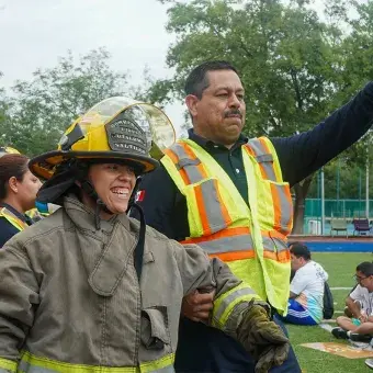 Actividad con bomberos en campamento Vive Extremo.