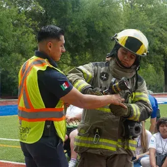 Bomberos en campamento Vive Extremo. 