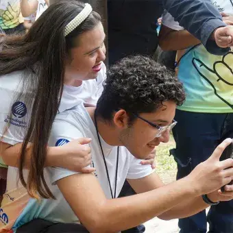 Participante y voluntariado en campamento Vive Extremo. 