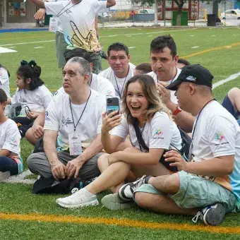 Participantes y voluntarios sonriendo en campamento Vive Extremo. 