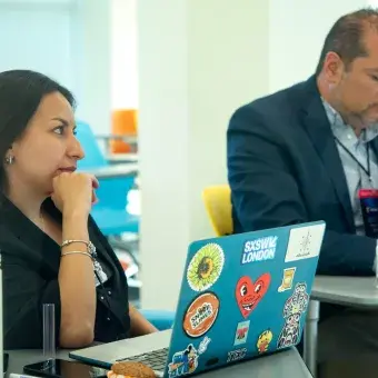 Presentación de proyectos startups ante panel