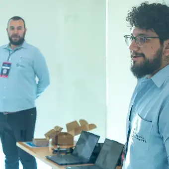 Presentación de proyectos startups ante panel