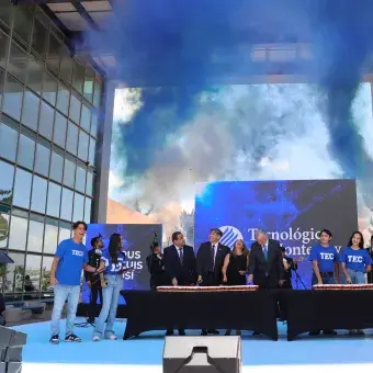 Autoridades partiendo el pastel