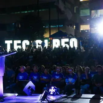 Juan Pablo Murra dando un mensaje durante el festival 