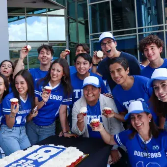 Alumnos y profesores con pastel