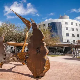 Explanada actual del Tec de Monterrey campus Laguna con escultura