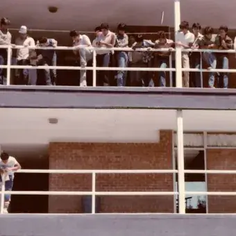 Estudiantes en el edificio rojo del Tecnológico de Monterrey campus Laguna en la colonia Estrella