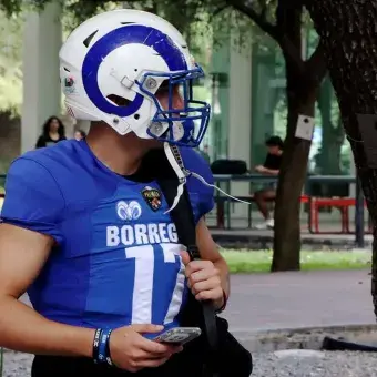 Jugador de Borregos en el primer día de clases. Inicio de semestre agosto-diciembre 2025 en el campus Monterrey.