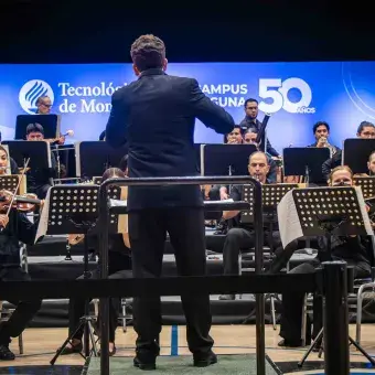 Director de la Camerata de Coahuila dirige a sus músicos en el concierto de Danzas Sinfónicas del 50 aniversario del Tec de Monterrey campus Laguna