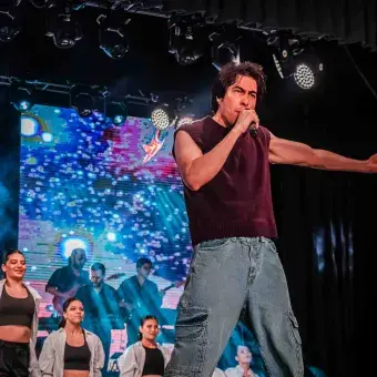 Jóven egresado del Tec de Monterrey campus Laguna interpreta canción como solista en ensamble musical del 50 aniversario