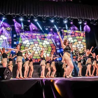 Toma general de bailarinas y cantante en ensamble musical del 50 aniversario del Tec de Monterrey campus Laguna