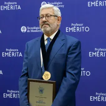 Profesor mostrando su reconocimiento en fotografía