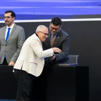 Los asistentes felicitaron a los profesores reconocidos