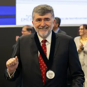 Profesor recibiendo su nombramiento