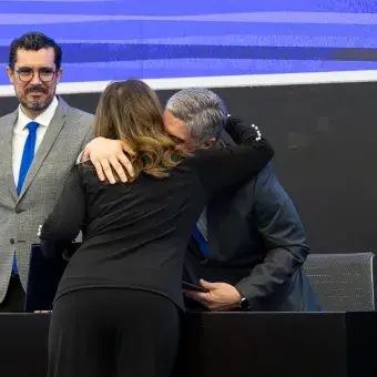 Profesora recibiendo su nombramiento