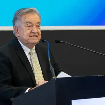 Orador nombrando a los profesores