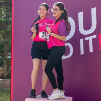 Personas tomándose una foto en el podio en la Carrera Tec.