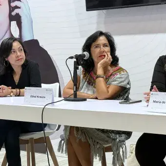 Las tres profesoras del Tec sentadas para ofrecer la charla en la FIL