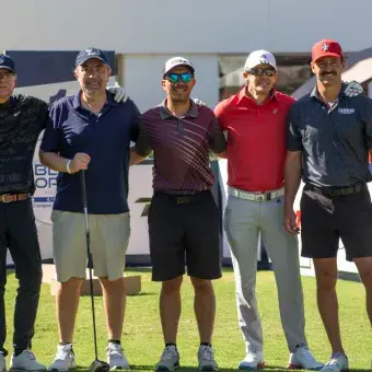 Equipos disfrutando de la convivencia en el campo de golf