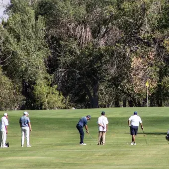 Jugadores en acción durante el recorrido matutino.