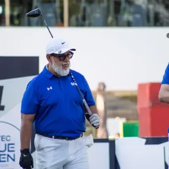 Participante concentrado durante su turno en el campo.
