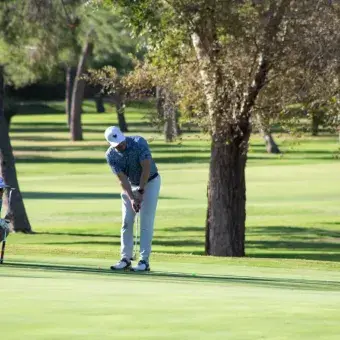 Jugador realizando su tiro en uno de los hoyos del campo 