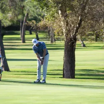 Jugador realizando su tiro en uno de los hoyos del campo 
