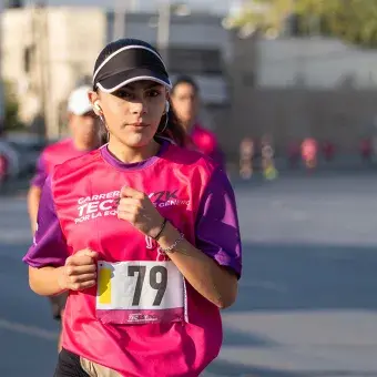 Alumna concentrada corriendo la Carrera Tec.
