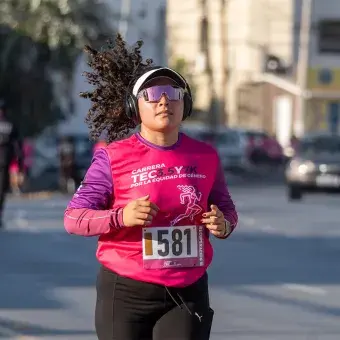 Persona escuchando música mientras corre la Carrera Tec.