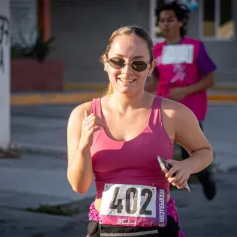 Alumna corriendo con lentes de sol la Carrera Tec.