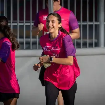 Alumna alegre en el tramo final de la Carrera Tec.