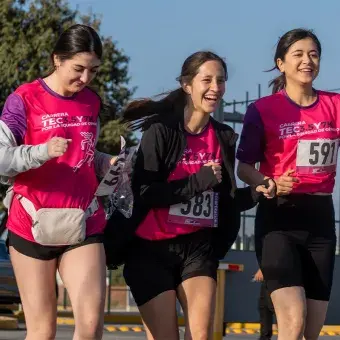 Alumnas riéndose mientras corren la Carrera Tec.