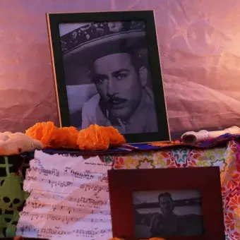 Fotografía sobre un altar de muertos