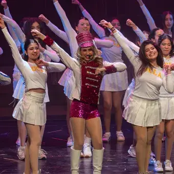 Alumnas bailando en grupo en musical Legalmente Rubia.