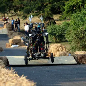 El Tec campus Cuernavaca realizó el Downhill Challenge 2025, donde equipos compitieron con gravity cars en una pista de obstáculos, premiando velocidad, diseño, creatividad y desempeño.