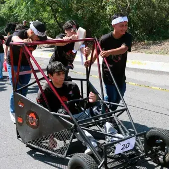 El Tec campus Cuernavaca realizó el Downhill Challenge 2025, donde equipos compitieron con gravity cars en una pista de obstáculos, premiando velocidad, diseño, creatividad y desempeño.