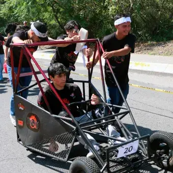 El Tec campus Cuernavaca realizó el Downhill Challenge 2025, donde equipos compitieron con gravity cars en una pista de obstáculos, premiando velocidad, diseño, creatividad y desempeño.