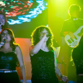 Estudiantes interpretan éxitos de los años ochenta