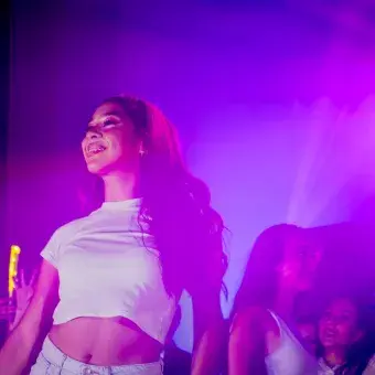 Coreografía inspirada en los ritmos y estilos de los años setenta.