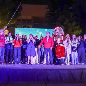 Autoridades del campus durante el encendido de luces