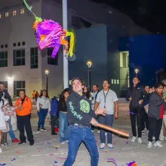 Piñata navideña durante las celebraciones en Tec Querétaro
