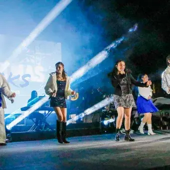 Presentación artística durante el evento decembrino