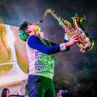 Estudiante en escena durante el evento decembrino del campus