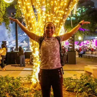 Asistente disfrutando el ambiente festivo en el Tec Querétaro
