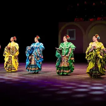 El Auditorio Luis Elizondo se llenó de colores y música tradicional.