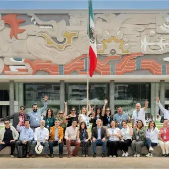 Egresados del campus Monterrey en su foto del recuerdo con el Mural