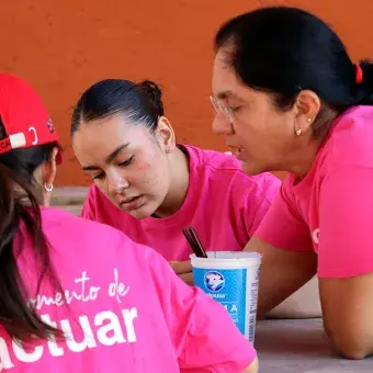 La comunidad del Tec campus Cuernavaca restauró la Escuela Telesecundaria Tezontli en Emiliano Zapata a través del Voluntariado Institucional, mejorando salones, canchas y espacios comunes.