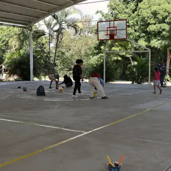 La comunidad del Tec campus Cuernavaca restauró la Escuela Telesecundaria Tezontli en Emiliano Zapata a través del Voluntariado Institucional, mejorando salones, canchas y espacios comunes.